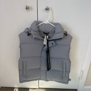 NWT - Never worn Aritiza super shorty super puff vest in light gray size xs